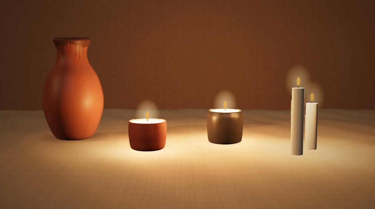 Bougies et vase en céramique sur une table, lumière chaude